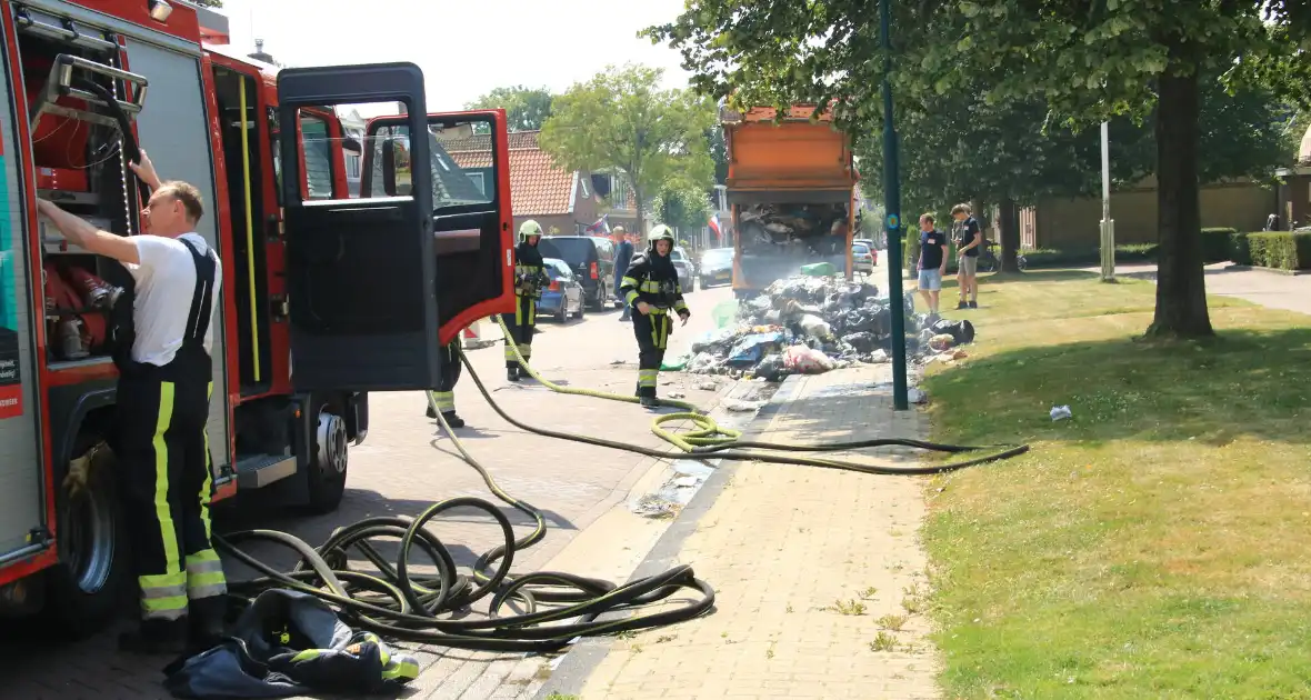 Lading vuilniswagen vat vlam - Foto 8
