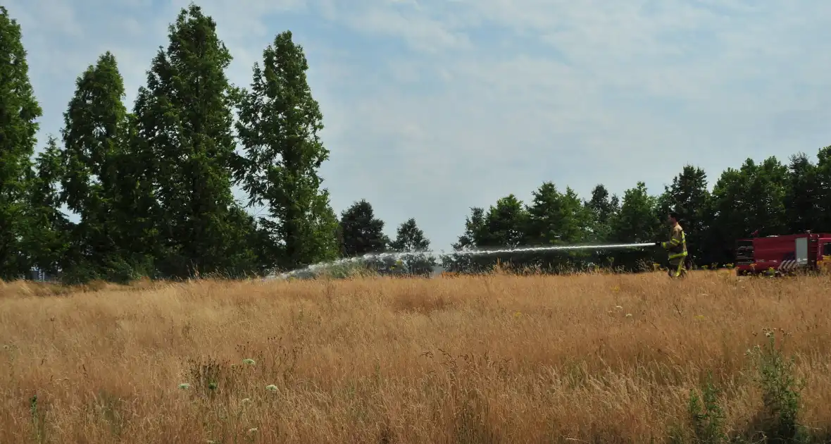 Voorbijrijdende brandweer ontdekt heidebrand - Foto 6