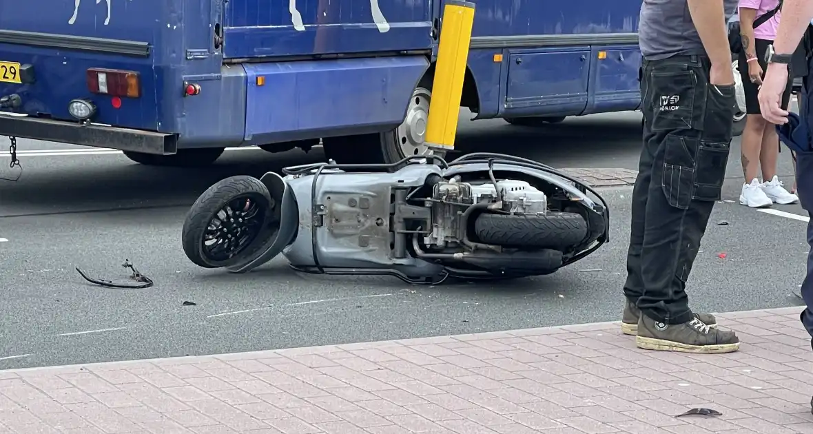 Scooterrijder in botsing met vrachtwagen - Foto 3