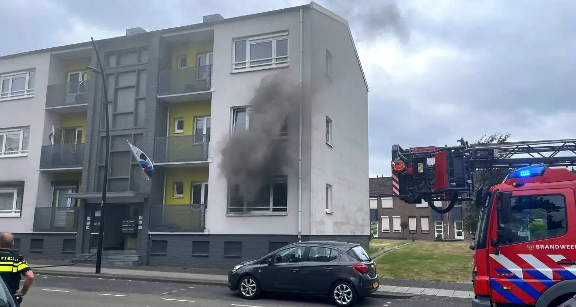 Flinke rookwolken bij brand in appartement - Foto 1