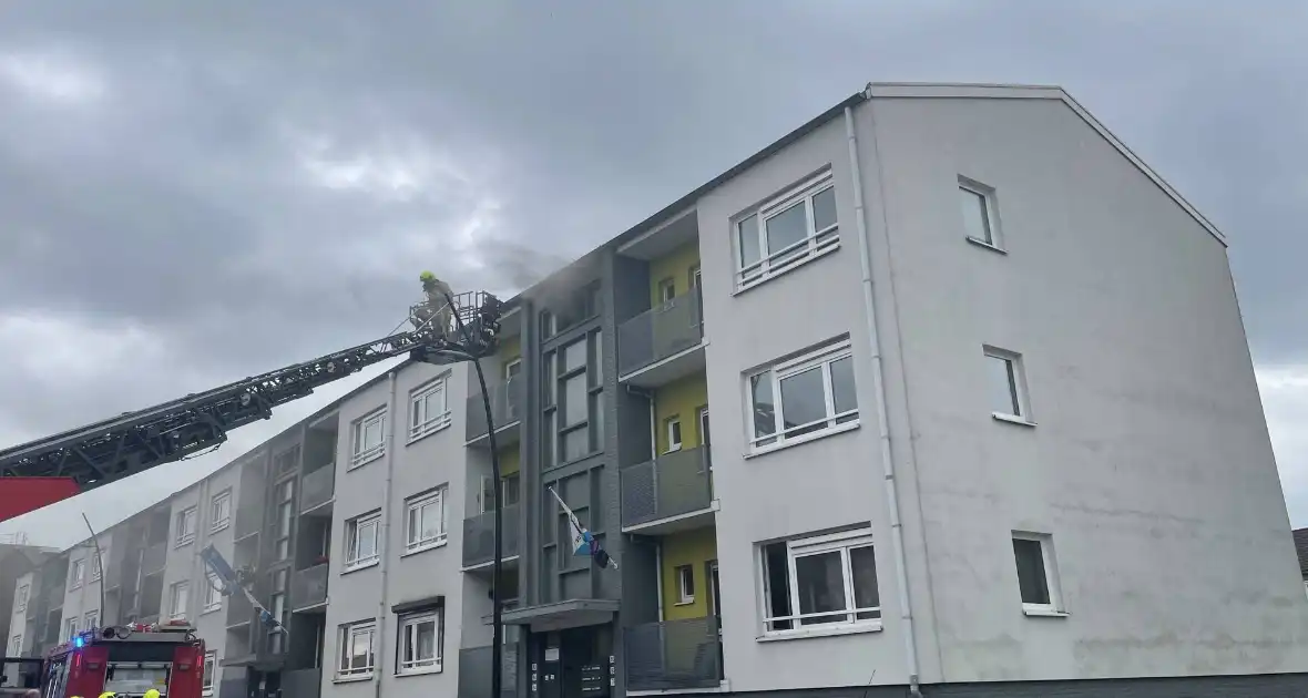 Flinke rookwolken bij brand in appartement - Foto 2