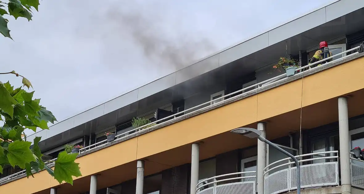 Zwarte rook uit appartement vanwege brand - Foto 2