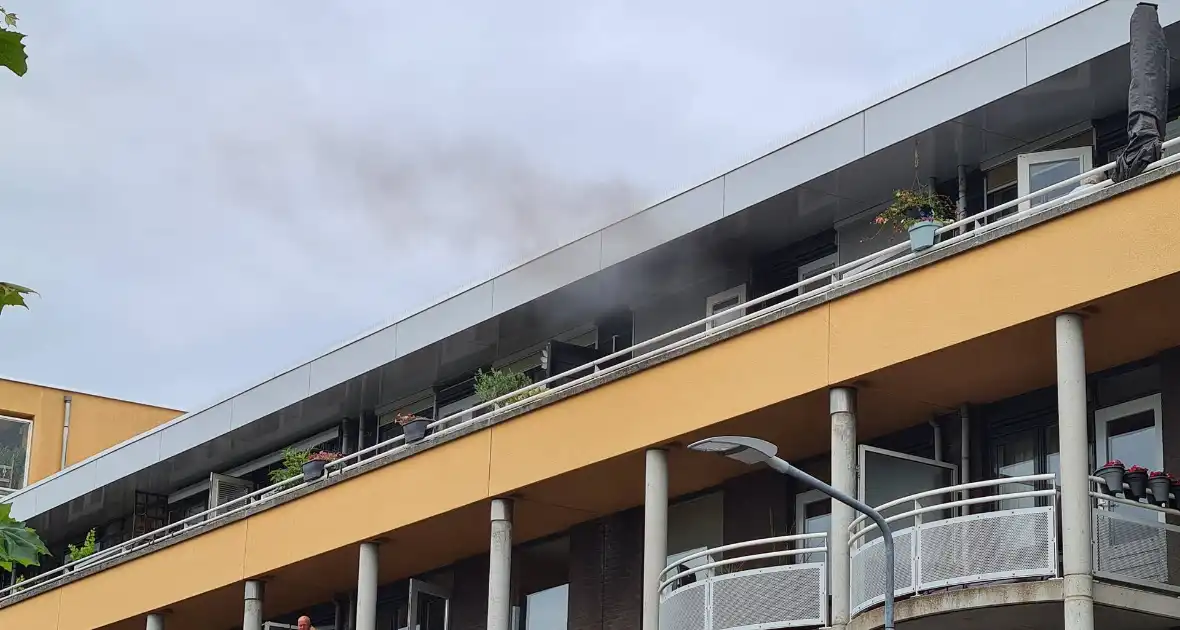 Zwarte rook uit appartement vanwege brand - Foto 4