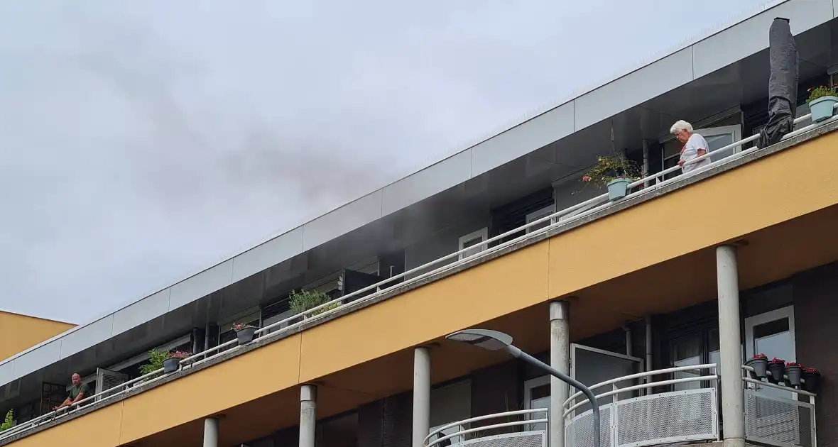 Zwarte rook uit appartement vanwege brand - Foto 5