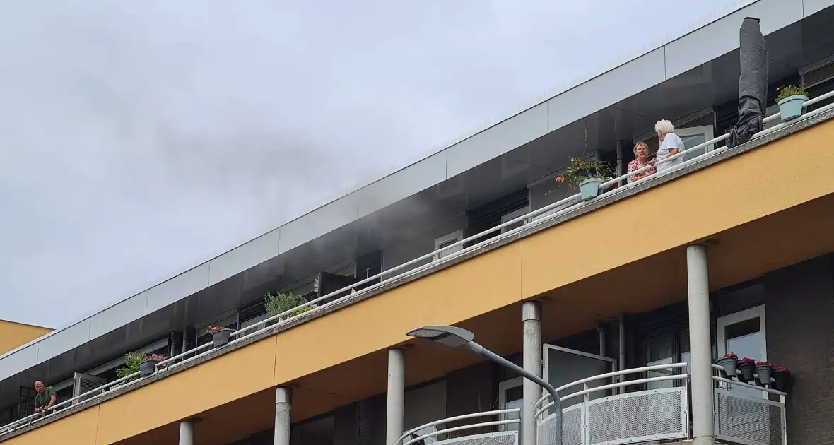 Zwarte rook uit appartement vanwege brand - Foto 6
