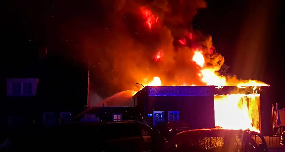 Uitslaande brand verwoest werkplaats autobedrijf Van Schijndel