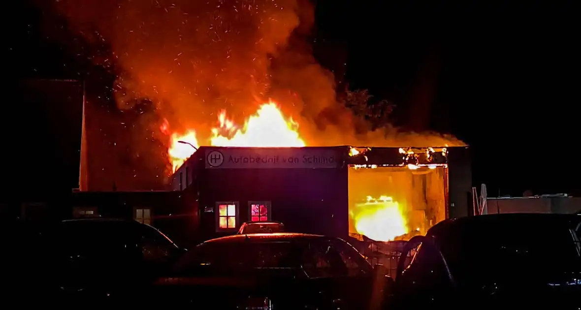 Uitslaande brand verwoest werkplaats autobedrijf Van Schijndel - Foto 1