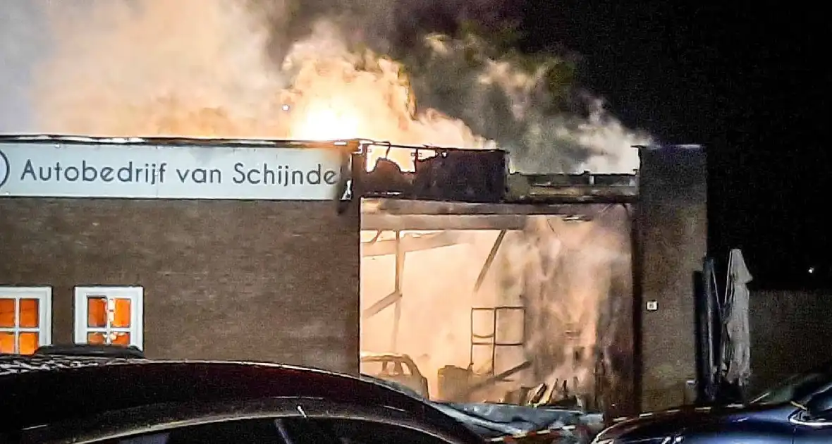 Uitslaande brand verwoest werkplaats autobedrijf Van Schijndel - Foto 11