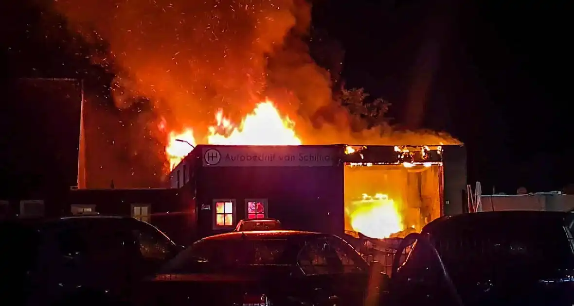 Uitslaande brand verwoest werkplaats autobedrijf Van Schijndel - Foto 12