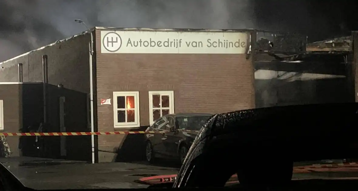 Uitslaande brand verwoest werkplaats autobedrijf Van Schijndel - Foto 13