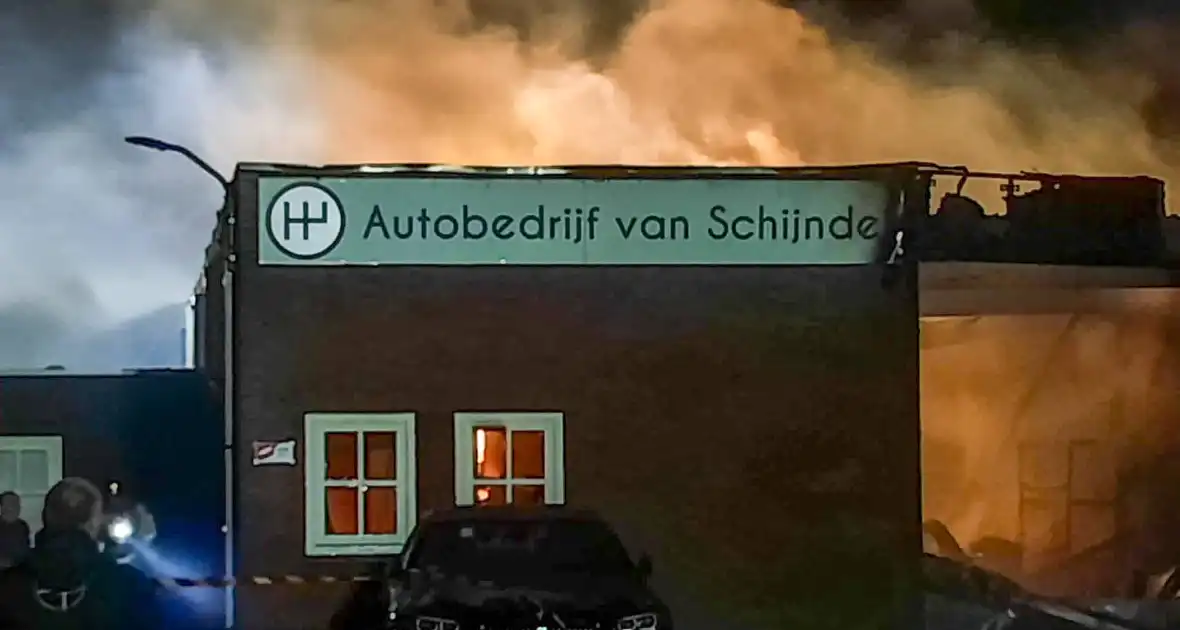 Uitslaande brand verwoest werkplaats autobedrijf Van Schijndel - Foto 4