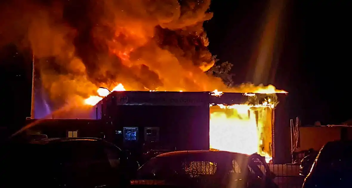 Uitslaande brand verwoest werkplaats autobedrijf Van Schijndel - Foto 8