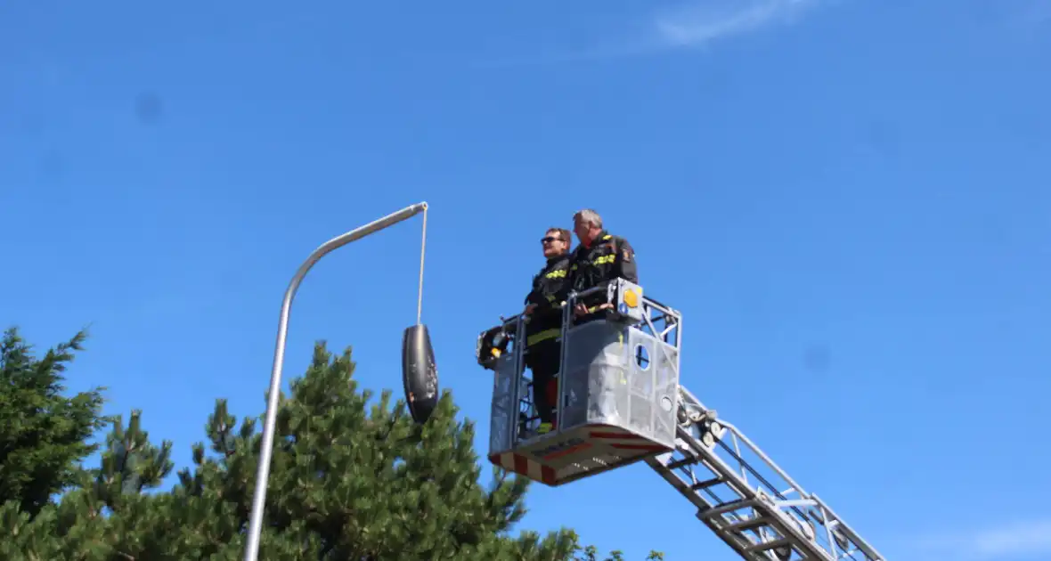 Brandweer ingezet voor loshangende lantaarnpaal