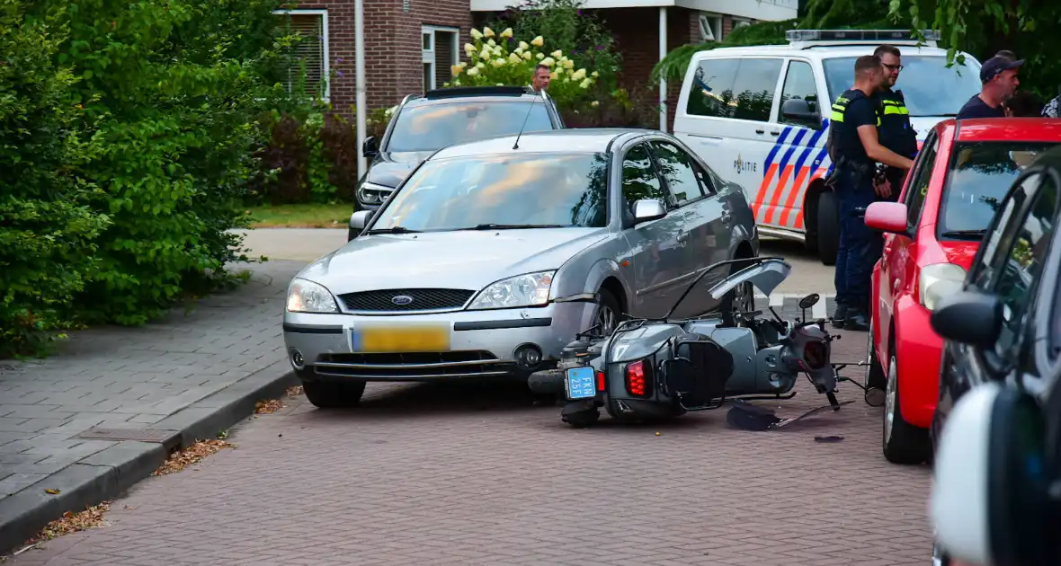 Veel schade na ongeval tussen auto en scooter - Foto 1