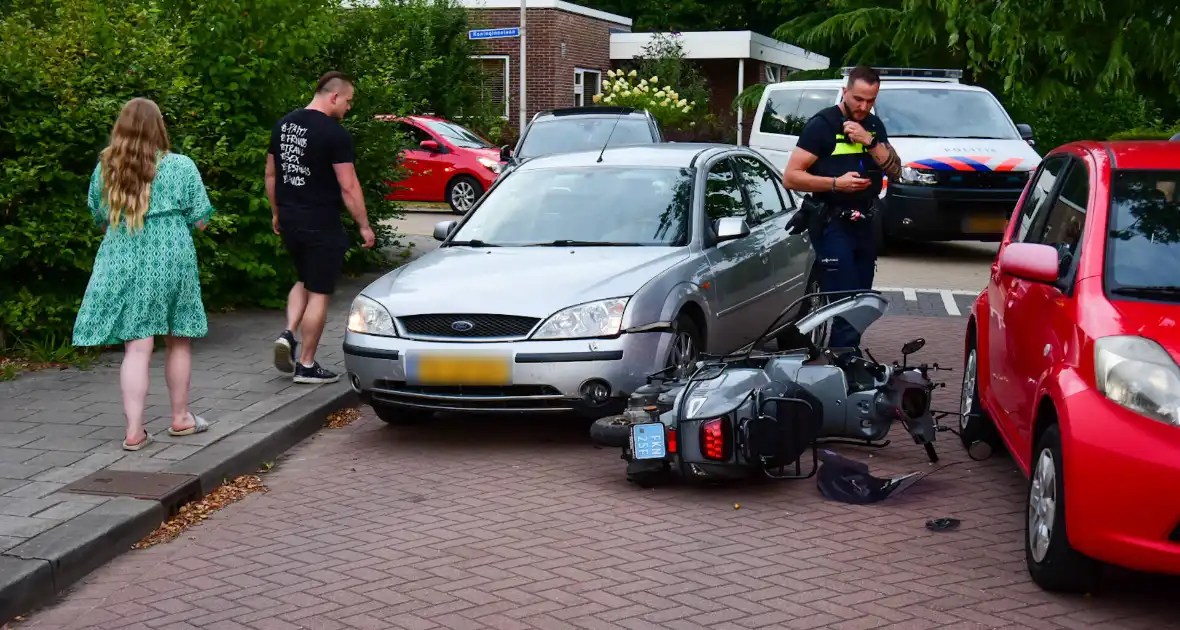 Veel schade na ongeval tussen auto en scooter - Foto 2