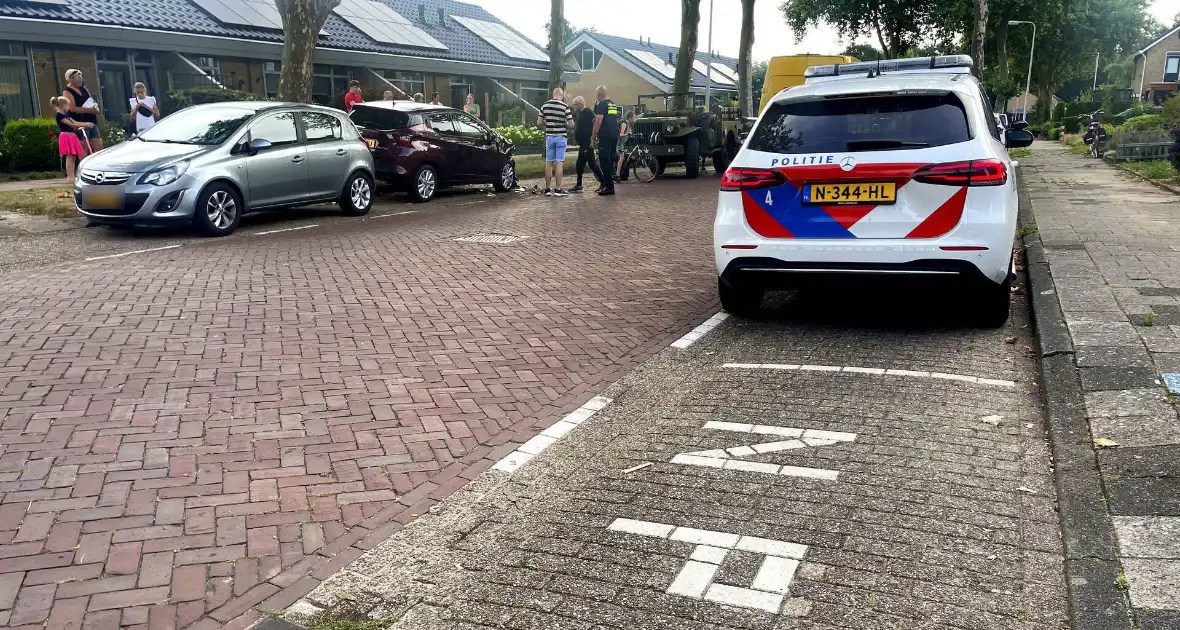 Militair voertuig botst tegen geparkeerde auto's