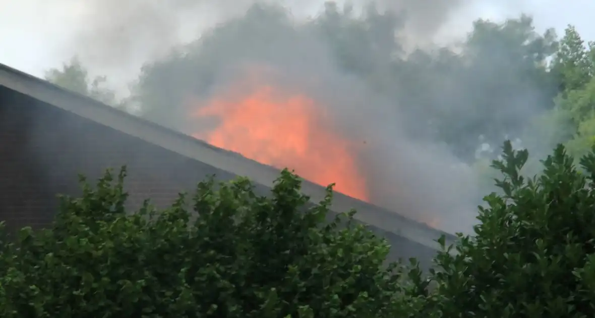 NL-Alert voor uitslaande brand in loods met caravans - Foto 2