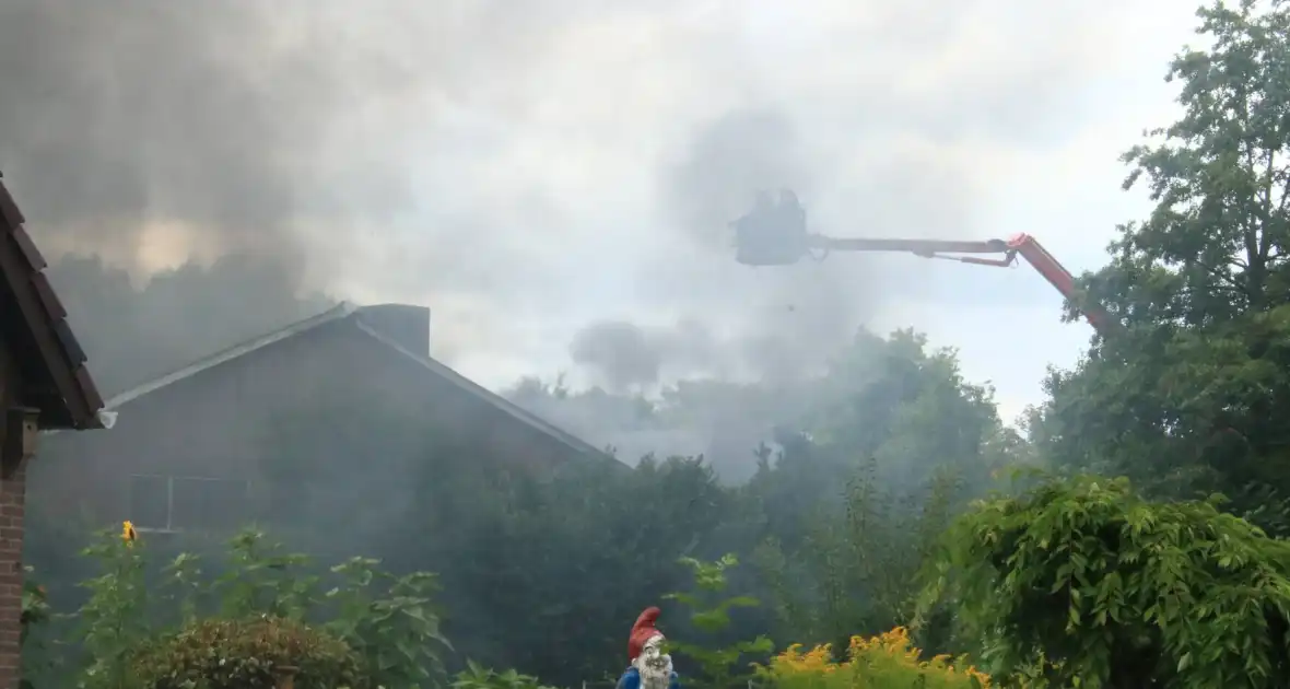 NL-Alert voor uitslaande brand in loods met caravans - Foto 3