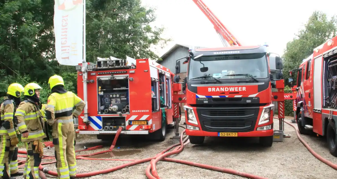 NL-Alert voor uitslaande brand in loods met caravans - Foto 6