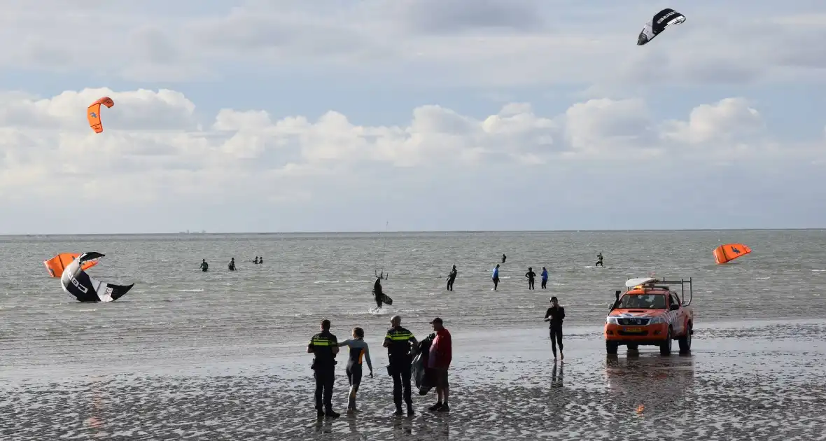 Kiter uit Noordzee gered na botsing - Foto 7