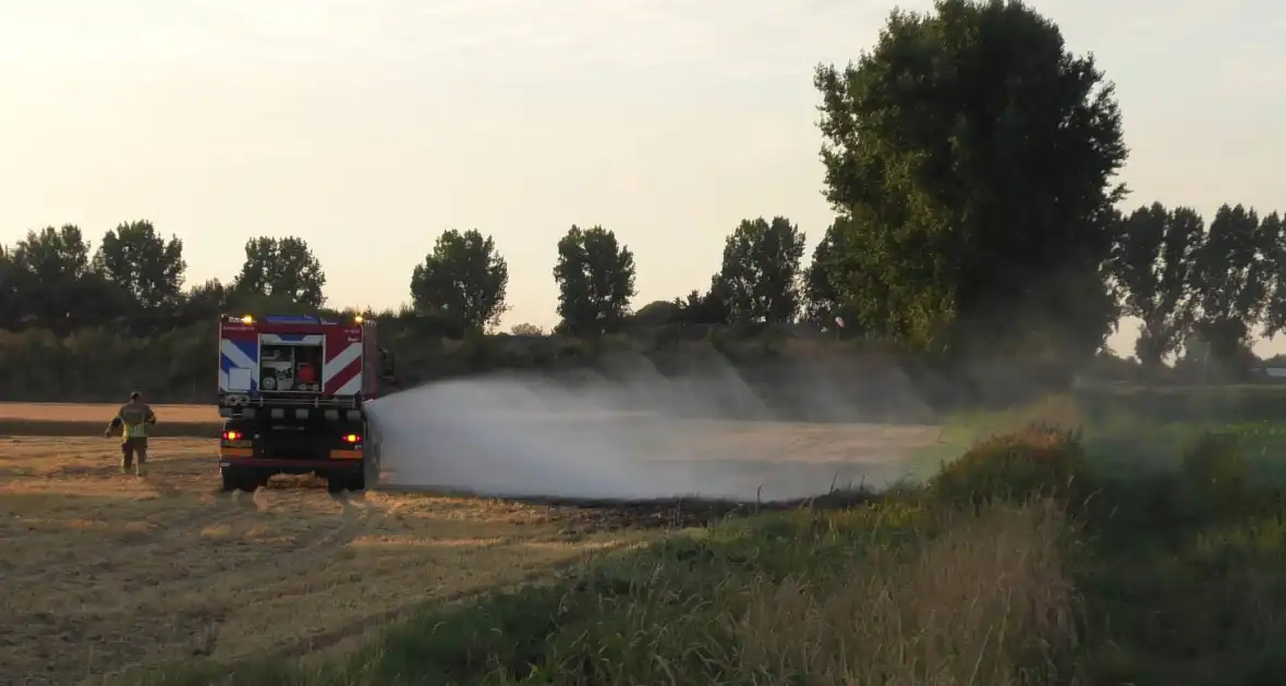 Brand op stoppelveld snel onder controle