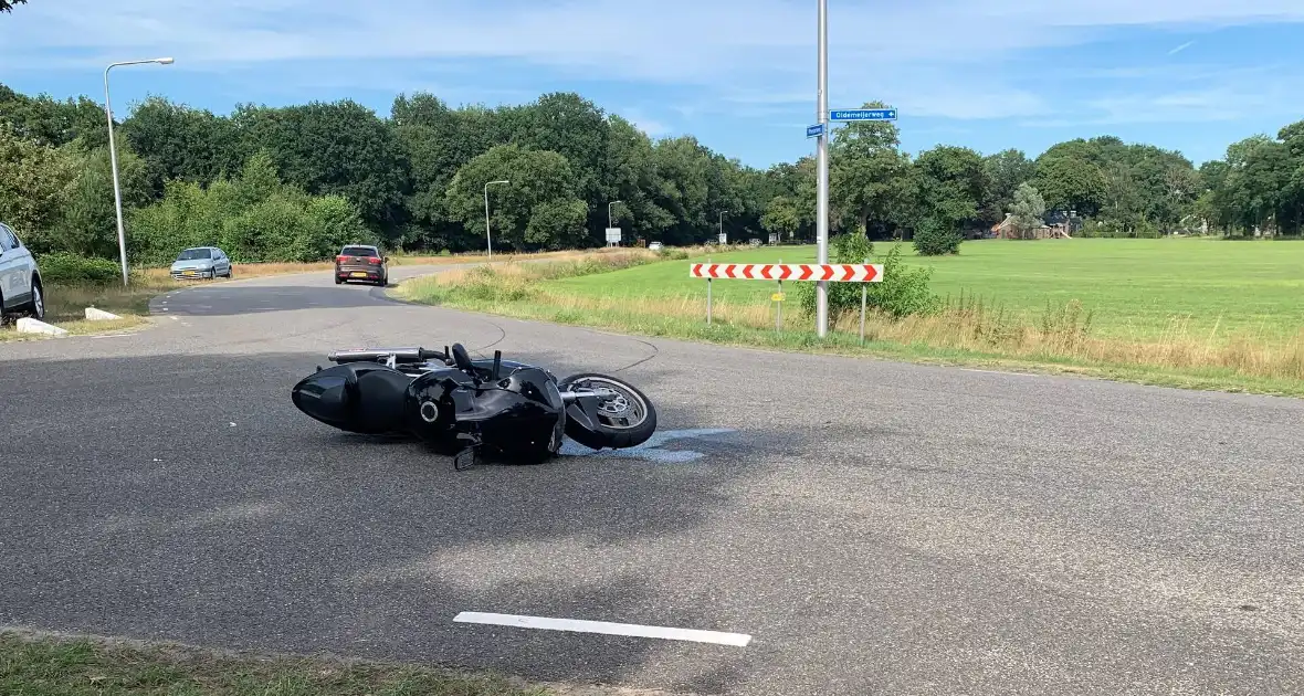 Motorrijder en auto in botsing op kruising