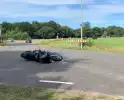 Motorrijder en auto in botsing op kruising