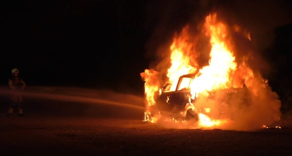 Auto volledig verwoest vanwege brand