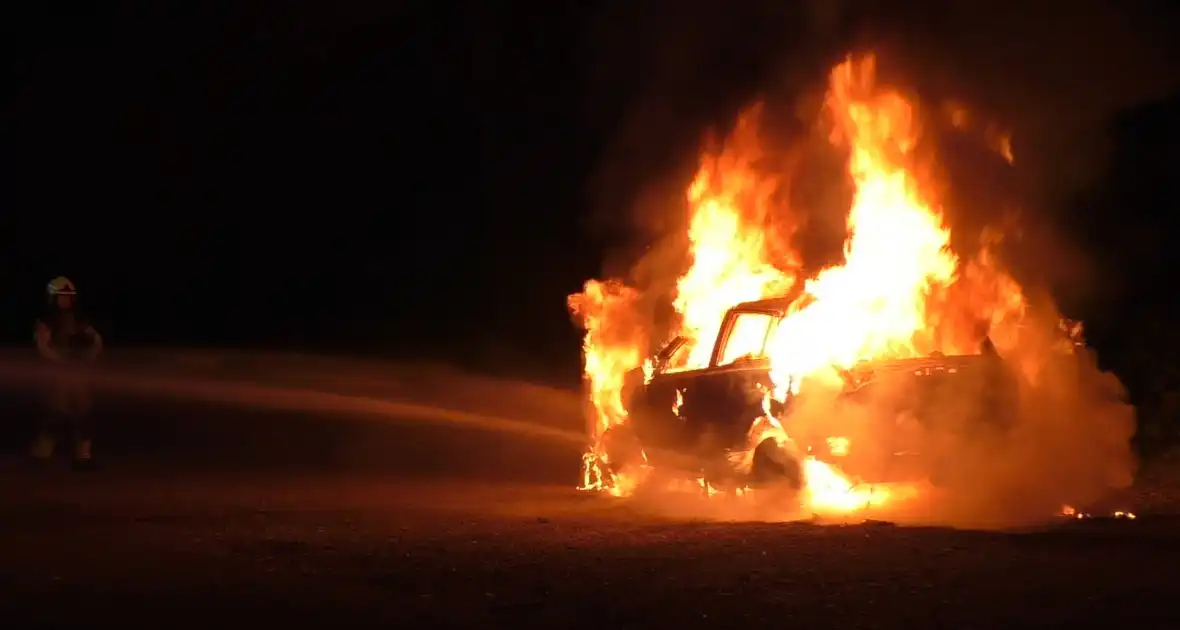 Auto volledig verwoest vanwege brand