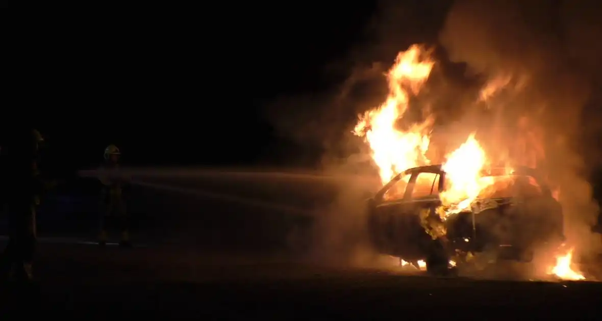 Auto volledig verwoest vanwege brand - Foto 1