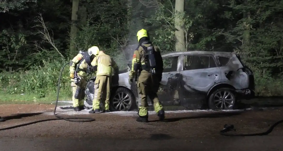 Auto volledig verwoest vanwege brand - Foto 5