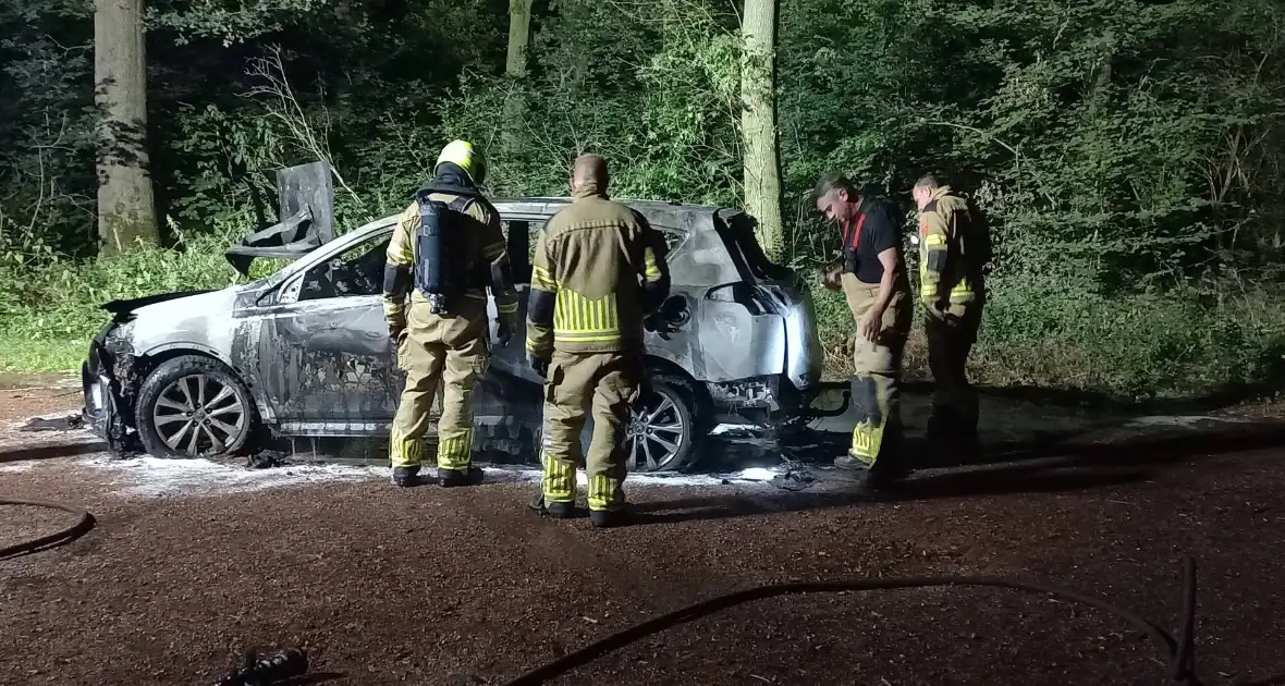 Auto volledig verwoest vanwege brand - Foto 7