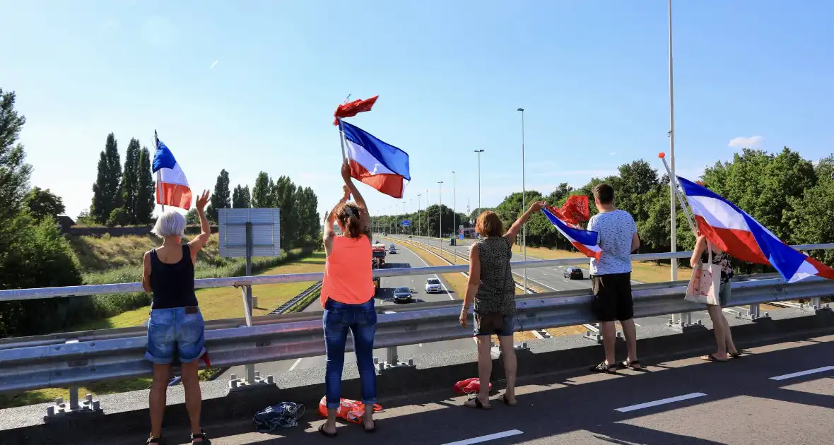Verontrustende burgers staan met omgekeerde vlaggen zwaaien naar verkeer op A1 - Foto 3