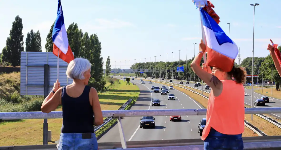 Verontrustende burgers staan met omgekeerde vlaggen zwaaien naar verkeer op A1 - Foto 6
