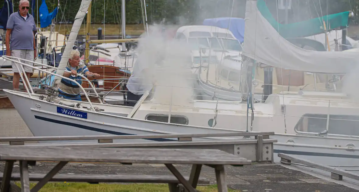 Veel rook bij brand op zeilboot in Jachthaven 't Huizerhoofd - Foto 1