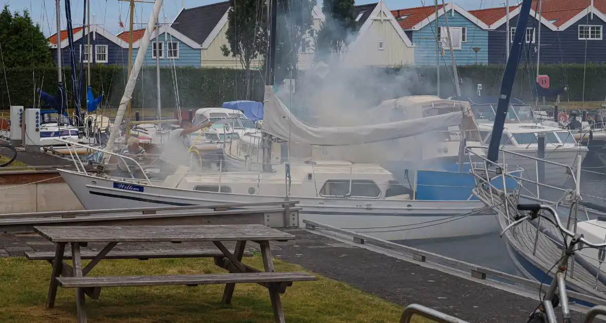 Veel rook bij brand op zeilboot in Jachthaven 't Huizerhoofd - Foto 2