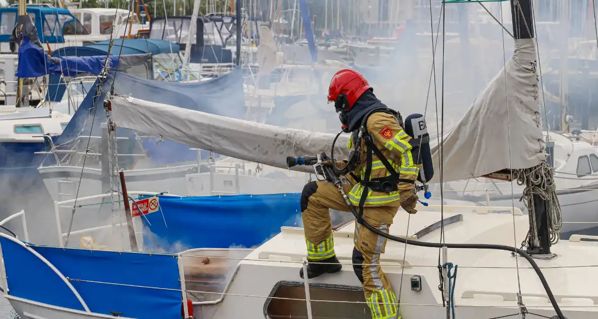 Veel rook bij brand op zeilboot in Jachthaven 't Huizerhoofd - Foto 5