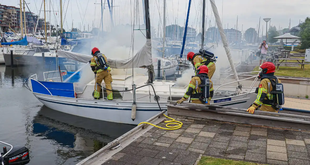 Veel rook bij brand op zeilboot in Jachthaven 't Huizerhoofd - Foto 6