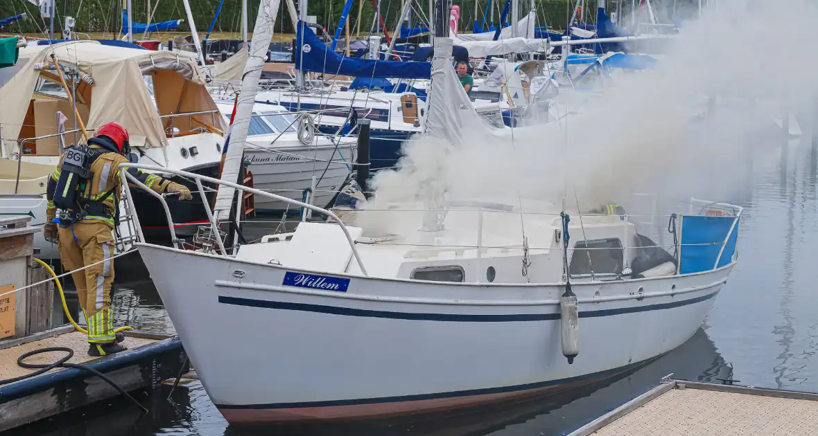 Veel rook bij brand op zeilboot in Jachthaven 't Huizerhoofd - Foto 7