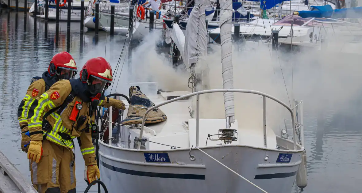 Veel rook bij brand op zeilboot in Jachthaven 't Huizerhoofd - Foto 8