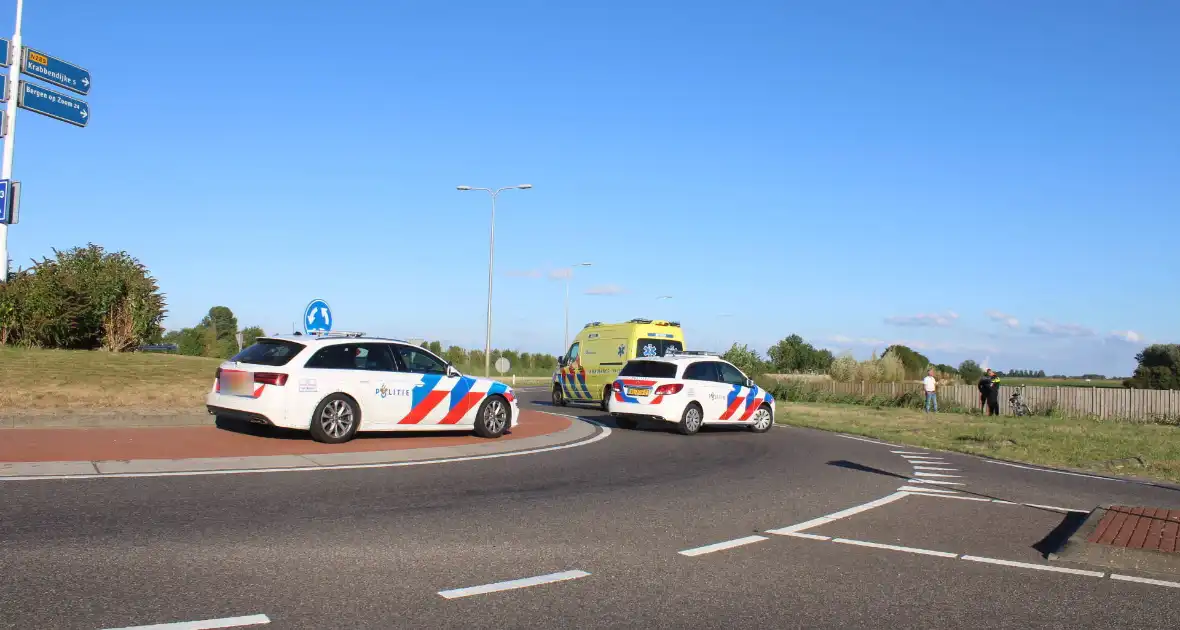 Automobilist rijdt rechtdoor de sloot in