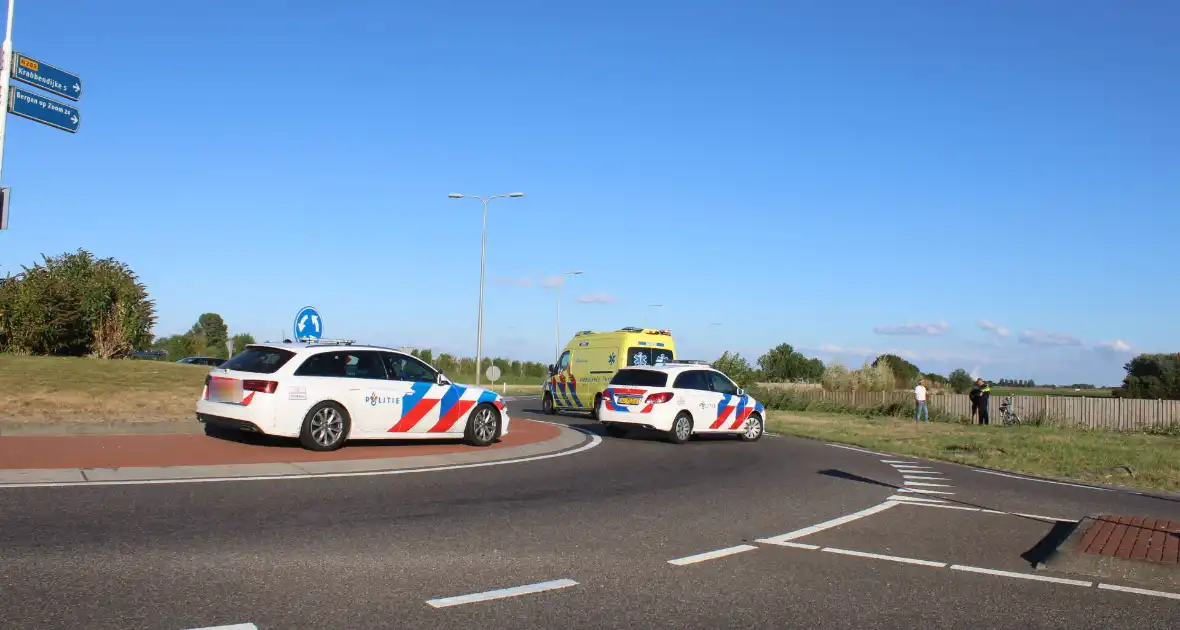 Automobilist rijdt rechtdoor de sloot in - Foto 1