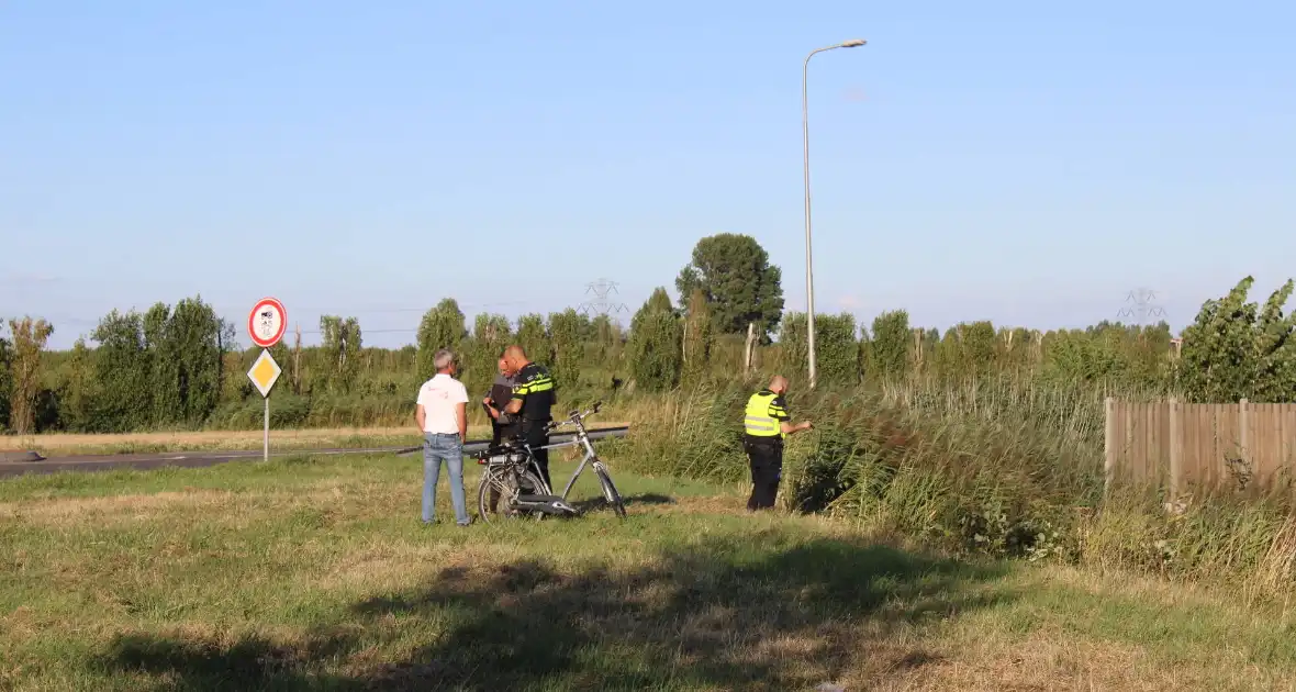 Automobilist rijdt rechtdoor de sloot in - Foto 12