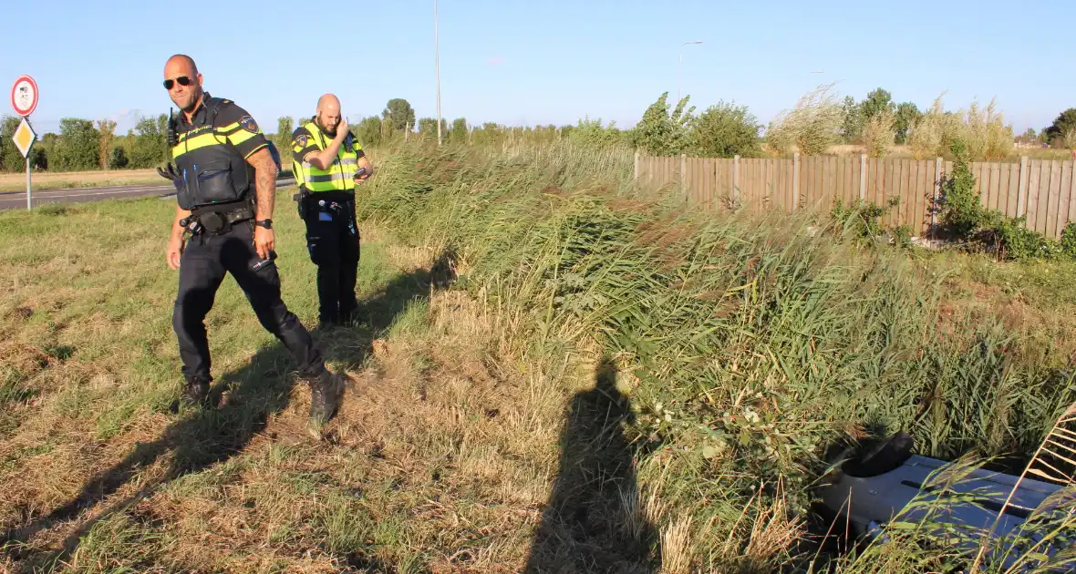 Automobilist rijdt rechtdoor de sloot in - Foto 15