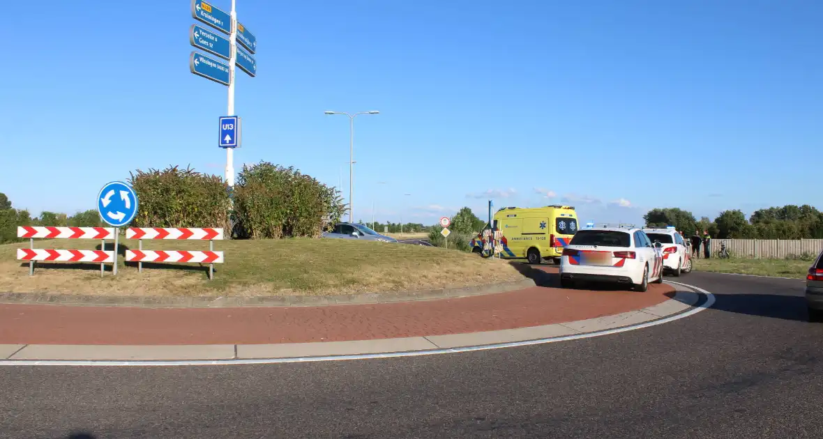 Automobilist rijdt rechtdoor de sloot in - Foto 2