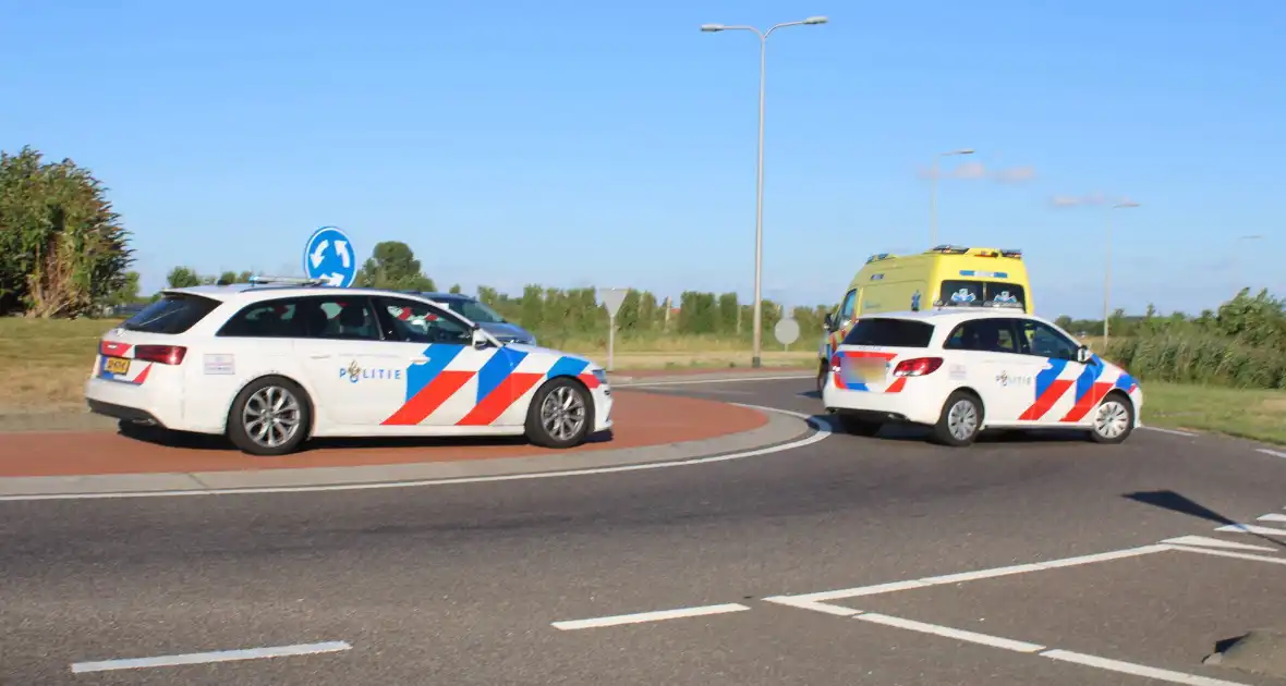 Automobilist rijdt rechtdoor de sloot in - Foto 3