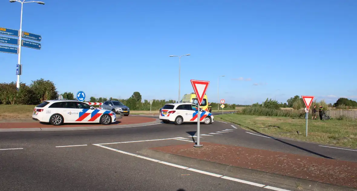 Automobilist rijdt rechtdoor de sloot in - Foto 5