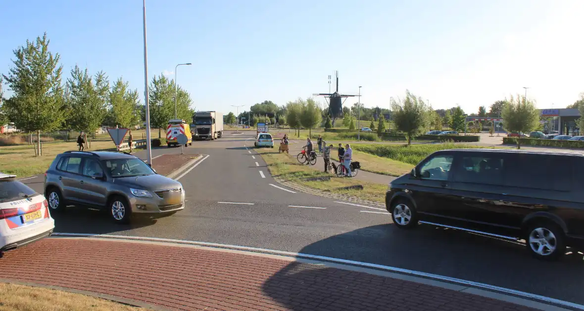 Automobilist rijdt rechtdoor de sloot in - Foto 8