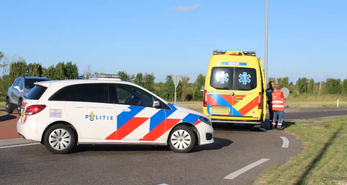 Automobilist rijdt rechtdoor de sloot in - Foto 9