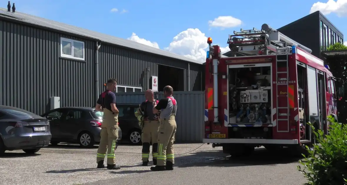 Kortsluiting zorgt voor brand in loods - Foto 8